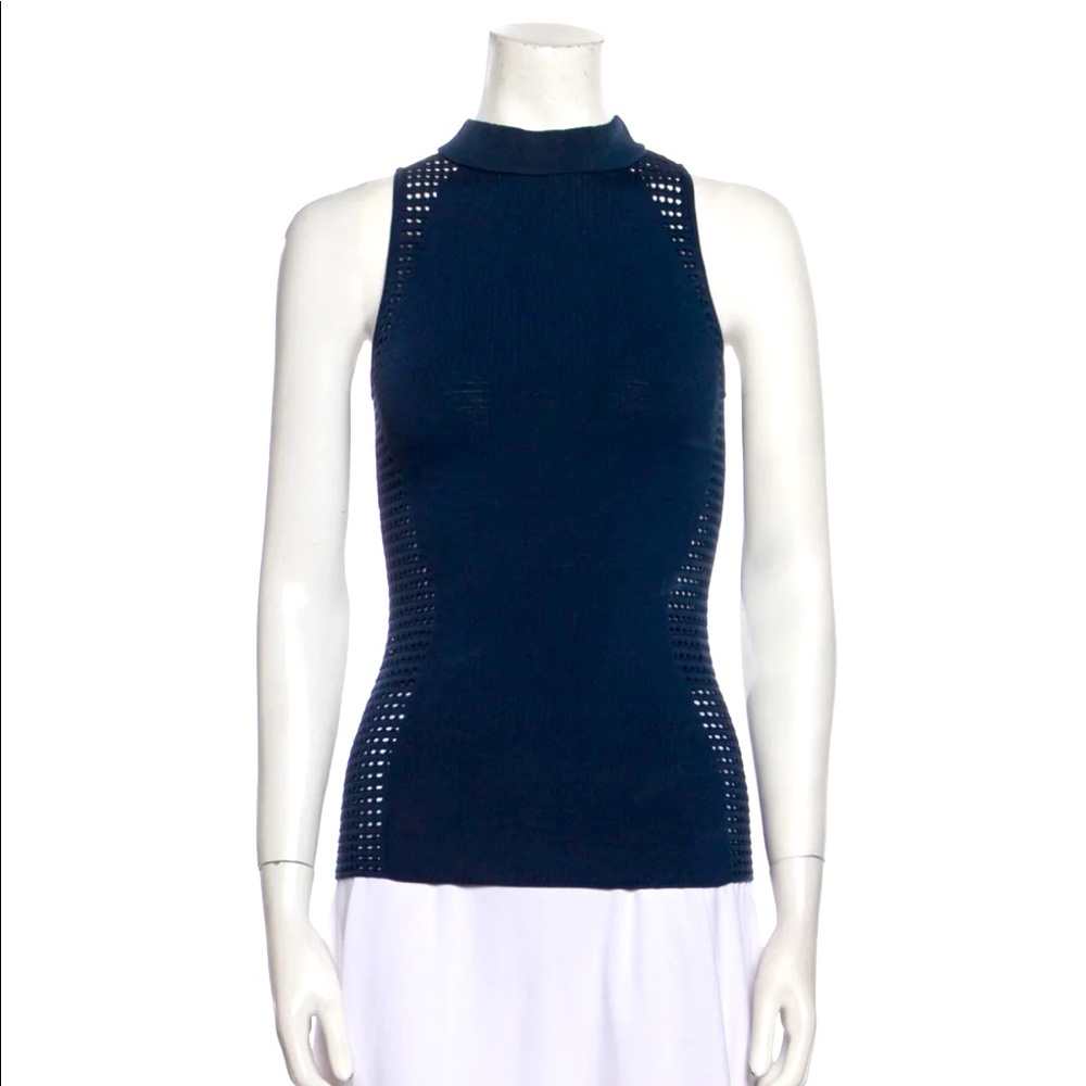 Mockneck sleeveless top. Size L.